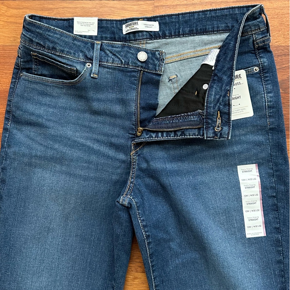 NWT - Levi Strauss Signature Totally Shaping Straight Leg Jeans - Picture 2 of 6